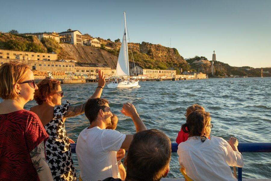 Lisbon: Sightseeing Boat Tour with Hop-On Hop-Off Option - FAQ