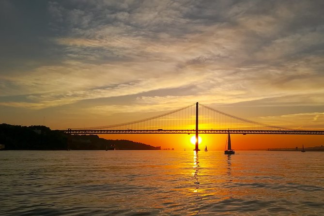 Lisbon Small Group 2h Sunset Sailing- Live Commentary & a Drink - Sunset, drinks, and the value of the price