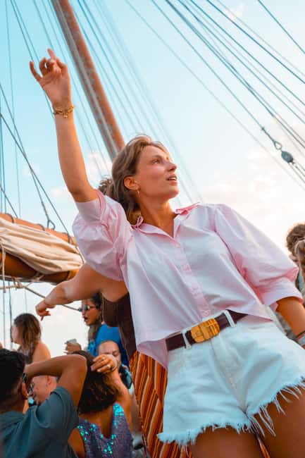 Lisbon: Sunset Boat Party with Live DJ and Night Club Entry - Four Hours of Sunset Music on the Tagus