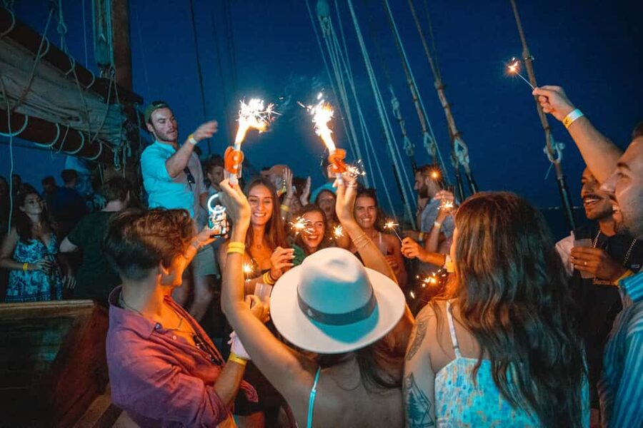 Lisbon: Sunset Boat Party with Live DJ and Night Club Entry - Christ the King Across the Water