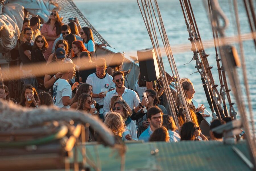 Lisbon: Sunset Boat Party with Live DJ and Night Club Entry - Cais do Sodré, Terreiro do Paço, and Santa Apolónia