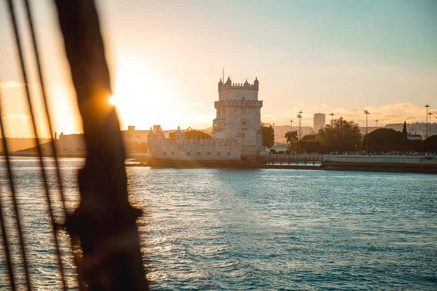 Lisbon: Sunset Boat Party with Live DJ and Night Club Entry - The DJ Sets the Pace