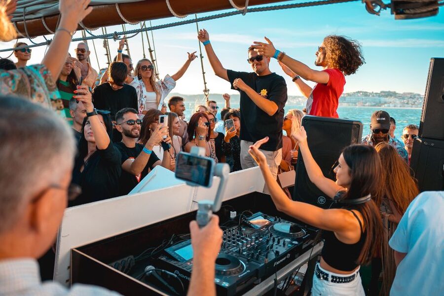 Lisbon: Sunset Boat Party with Live DJ and Night Club Entry - Using the Club Admission