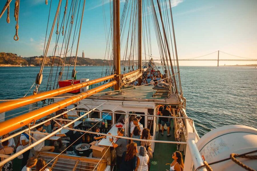Lisbon: Sunset Boat Party with Live DJ and Night Club Entry - Belém From the River