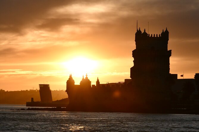 Lisbon: Sunset Catamaran Boat Tour with Music and Drinks - Cristo Rei and the first wide river views