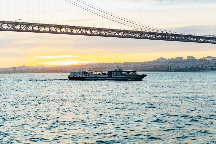 Lisbon: Sunset Cruise with Welcome Drink and Snacks - Starting at Sul e Sueste Station