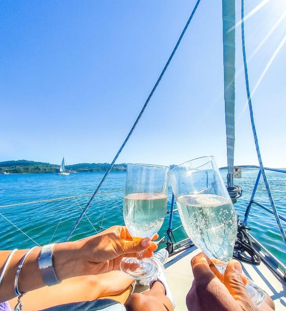 Lisbon: "Sunset" & "Day Tours" by boat, with drink and music - Key points to know before you book