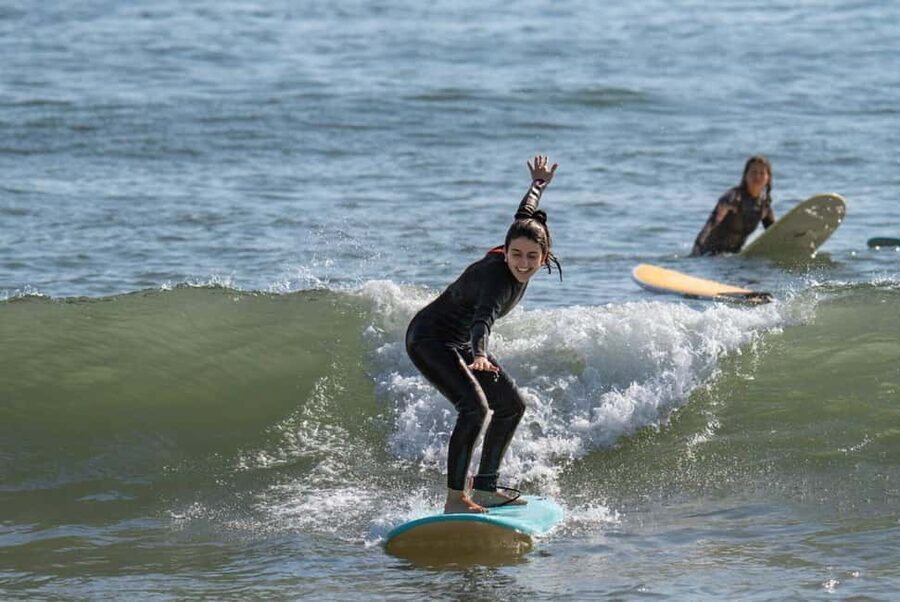 Lisbon Surf Guide - Surf class & Pick Up - Getting ready: wetsuits, safety, and a quick warm-up