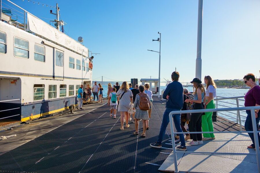 Lisbon: Tagus River Boat Tour with One Drink Included - Monument to the Discoveries and Belém Tower