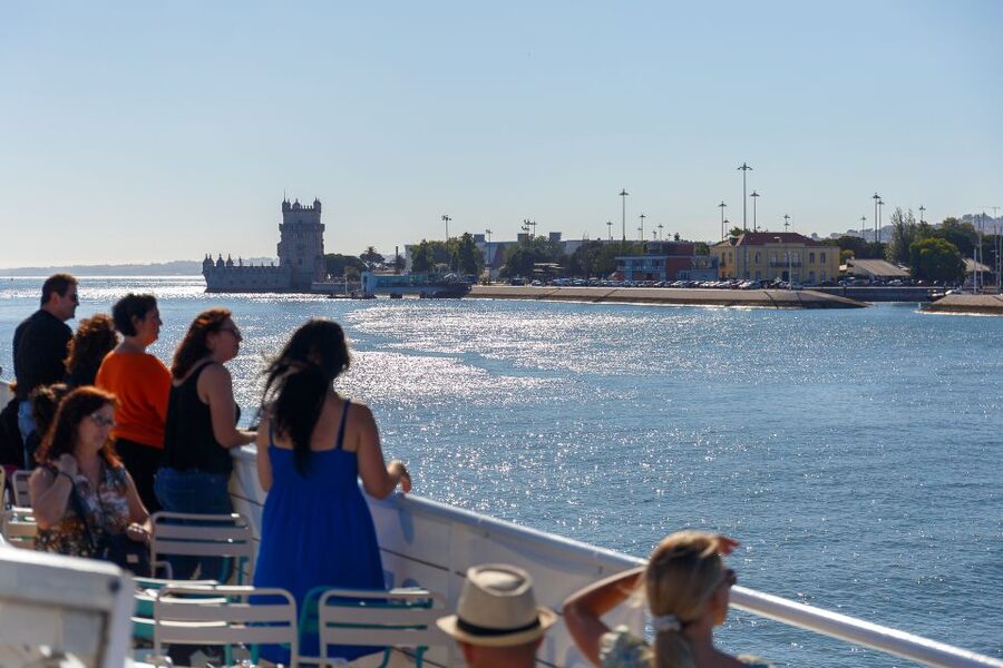 Lisbon: Tagus River Boat Tour with One Drink Included - Christ the King and the return east