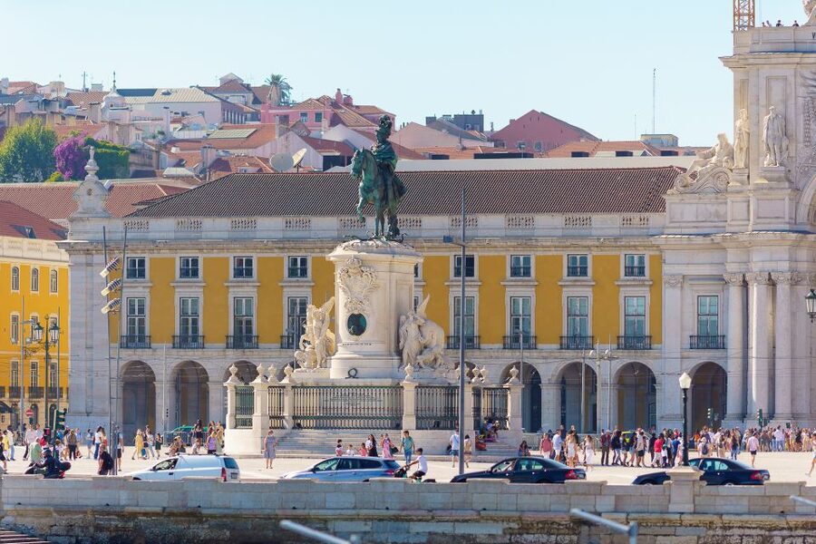Lisbon: Tagus River Cruise With Brunch - The first stretch along Lisbon’s old waterfront