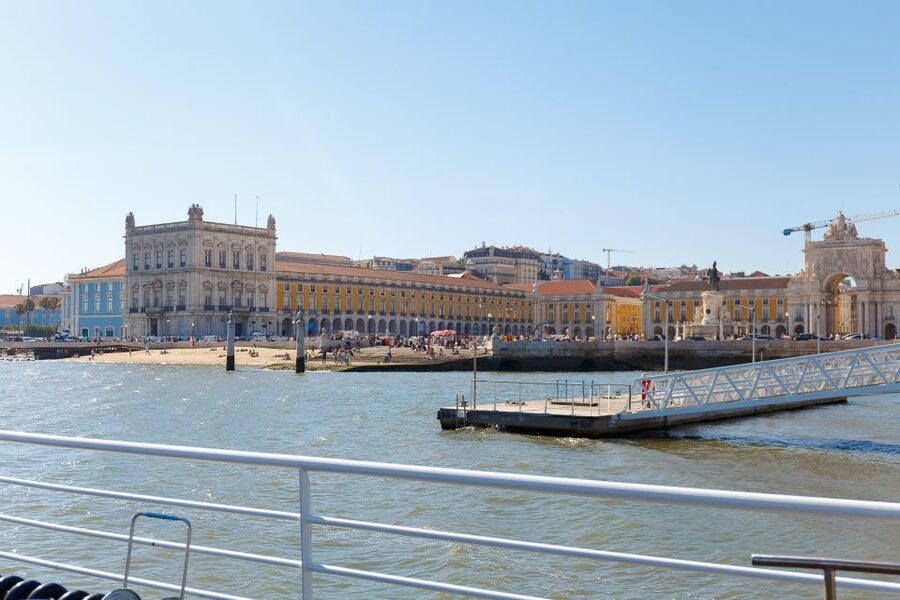 Lisbon: Tagus River Cruise With Brunch - Service, commentary, and the small details that matter