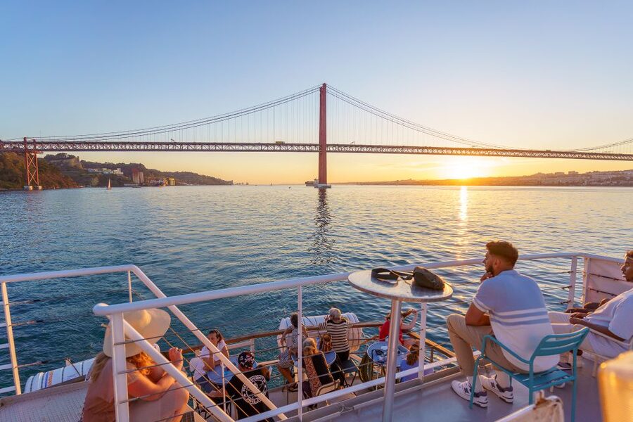 Lisbon: Tagus River Sunset Tour with Snacks and Drink - How much sightseeing do you really get?