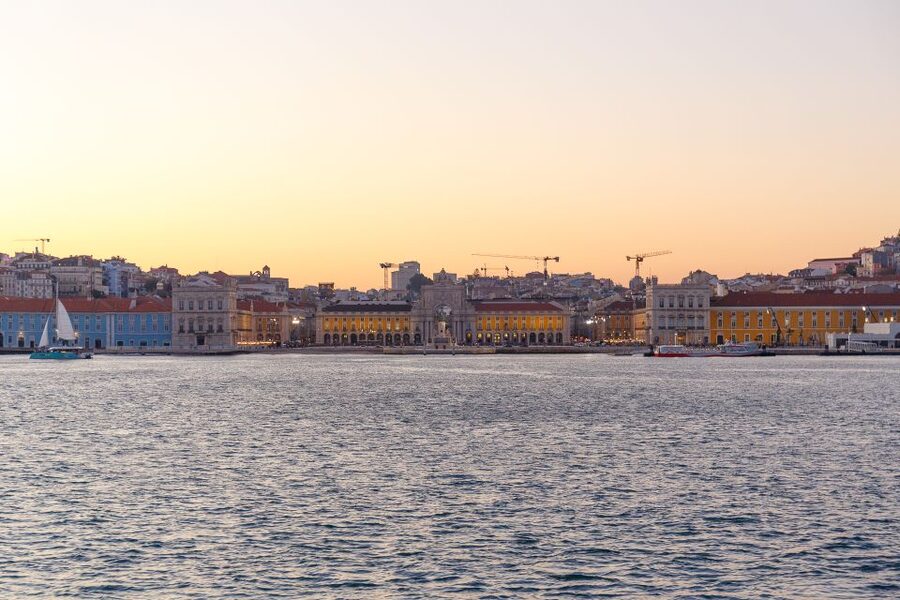 Lisbon: Tagus River Sunset Tour with Snacks and Drink - Starting at Estação Fluvial Sul e Sueste