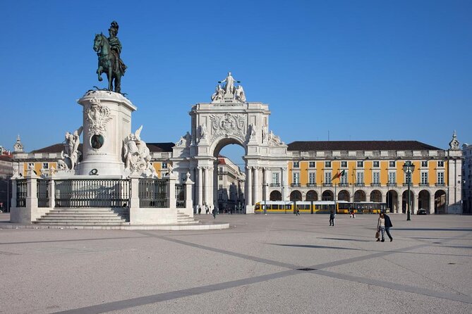 Lisbon Traditional Boats - Express Cruise - 45min - A small traditional boat with a big view of Lisbon