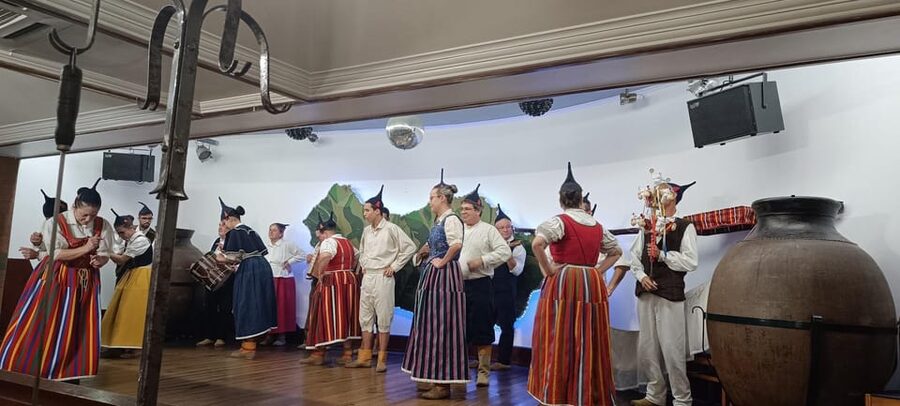 Madeira: Folk Dancing Show and Traditional Local Dinner - The dinner: bolo de caco, espetada, and local sides