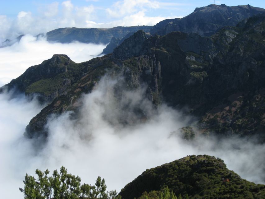Madeira: Full-Day Pico Ruivo / Achada do Teixeira Walk - A mountain crossing from Picarouto to Achada do Teixeira
