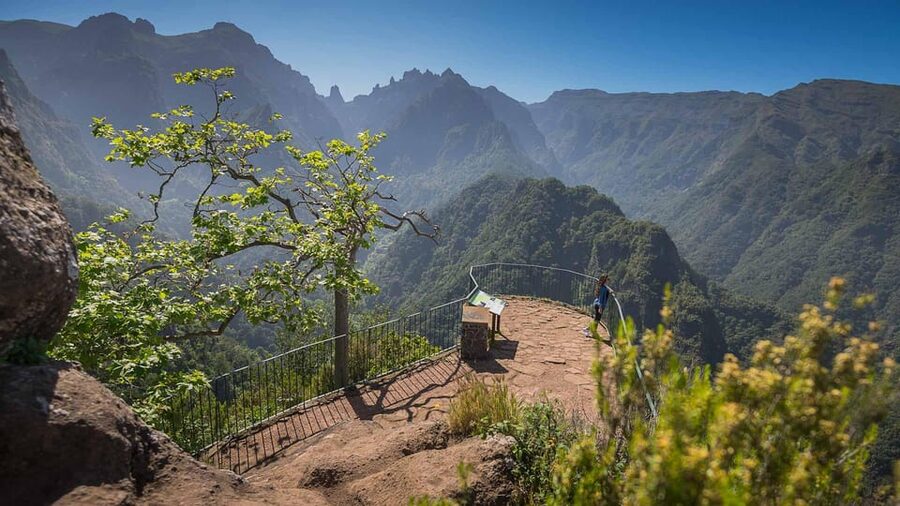 Madeira Funchal:East Tour Pico Arieiro & Santana&Laurissilva - Faial’s Guindaste viewpoint