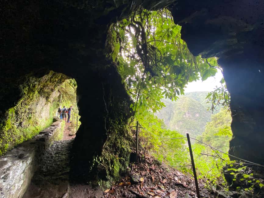Madeira: PR 9 - Levada do Caldeirão Verde Hike Transfer - The levada route through forest and rock