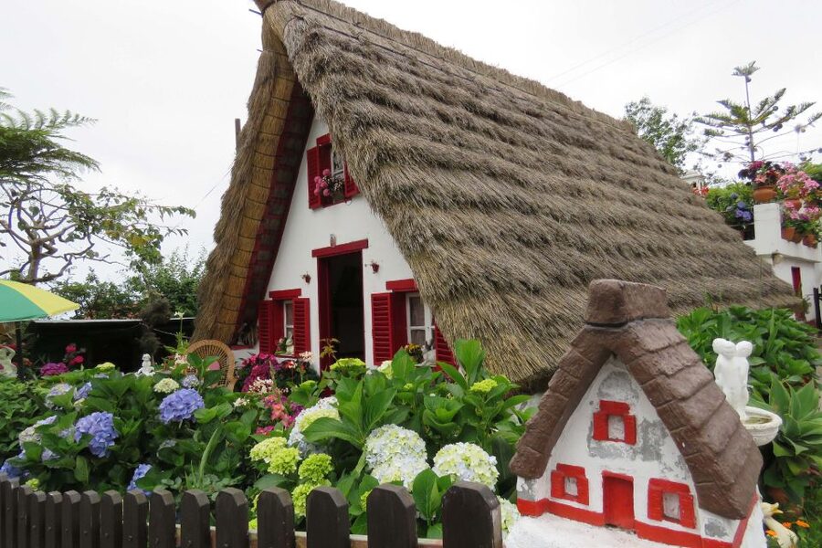 Madeira : Santana & Peaks full day tour by Open 4x4 - Santana’s thatched houses