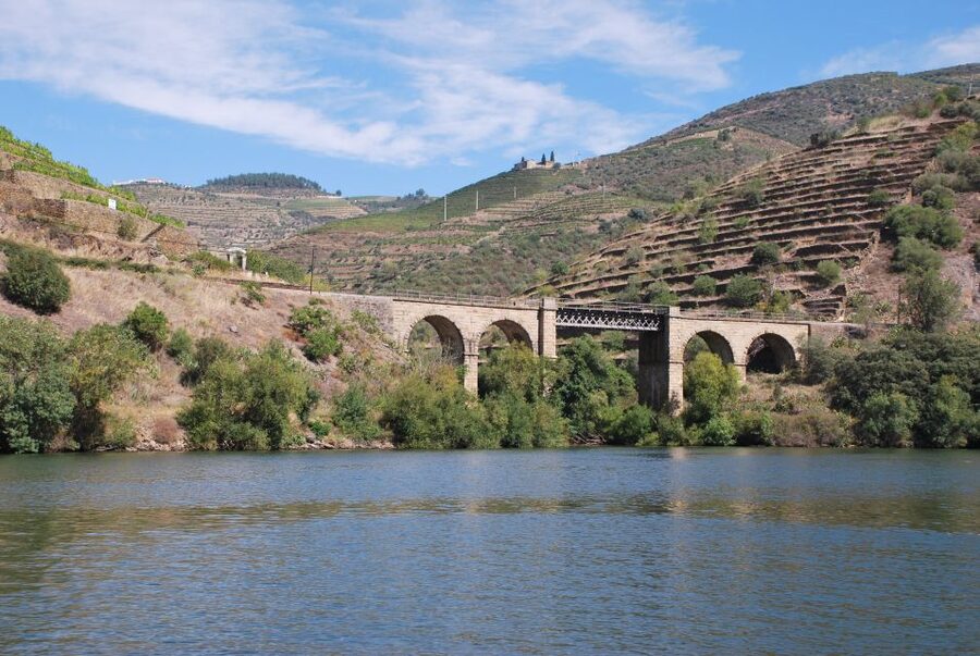 Pinhão: Douro Valley Rabelo Boat Tour and Kayak Experience - The Tua turn makes the day feel different