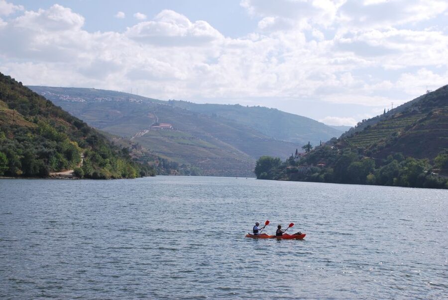 Pinhão: Douro Valley Rabelo Boat Tour and Kayak Experience - What 12 kilometers feels like by kayak