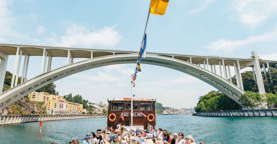 Porto: 6 Bridges Douro River Cruise - Commentary: useful context, not a private guiding session