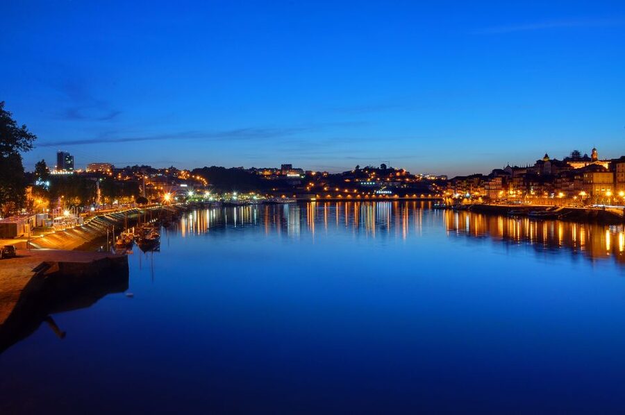 Porto: All-Inclusive Fado Dinner Show and Night Tour - Dinner in a traditional Porto neighborhood
