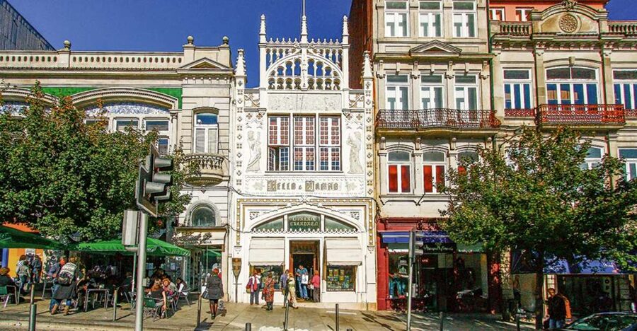 Porto: City Tour, 6 Bridges Cruise and Wine Tasting - São Bento Station and its famous blue tiles