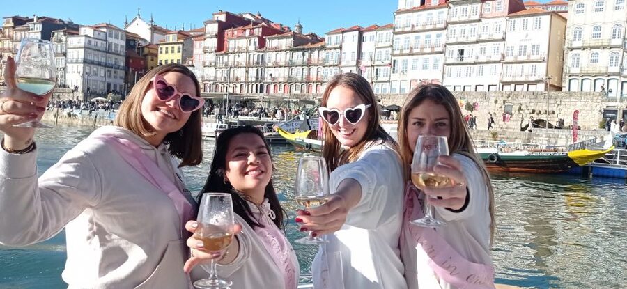 Porto: Douro River Boat Tour w/ Portuguese Wines & Tasting - What the two-hour schedule feels like