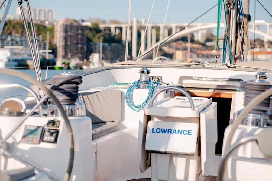 Porto Douro River Cruise: Sunny Day & Peaceful Sunset - The crew and the style of guiding