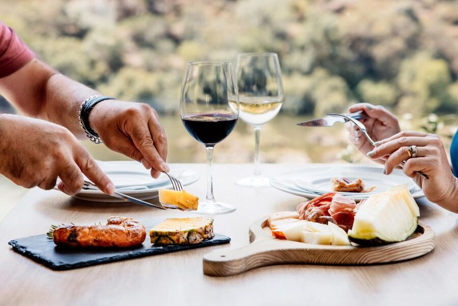 Porto: Douro Valley Full-Day Boat, Train, and Lunch Tour - The first views arrive by minivan