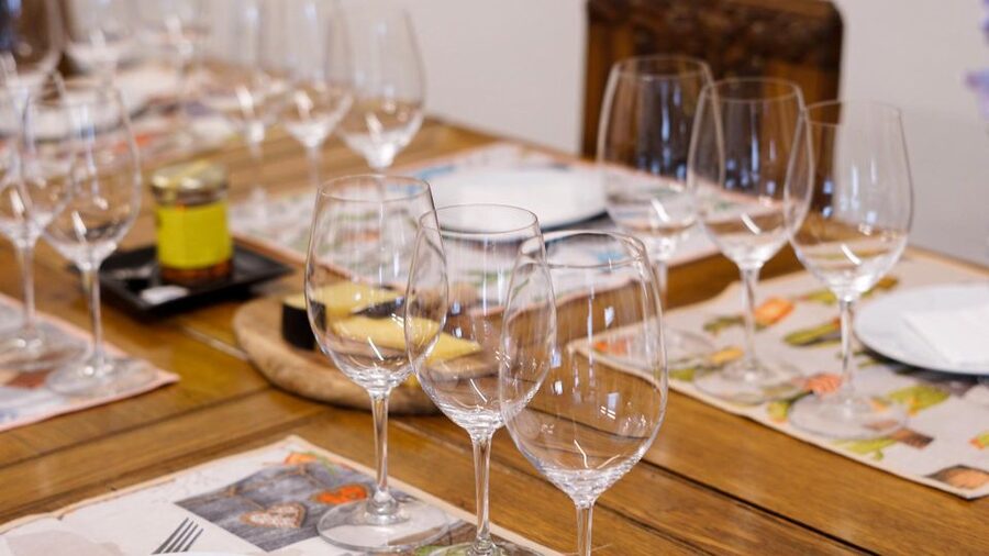 Porto: Evening Local Food Crawl with Drink Pairings - What the strongest praise tells you