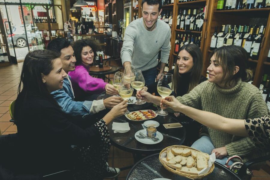 Porto: Evening Local Food Crawl with Drink Pairings - Clérigos and Cedofeita after dark