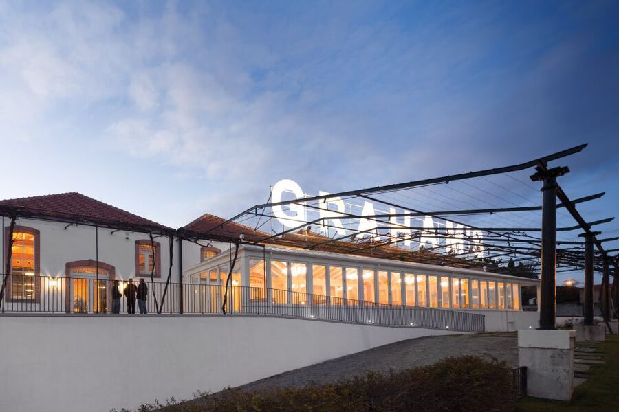 Porto: Graham's Port Lodge Tour with Premium Wine Tastings - What makes the guides so important