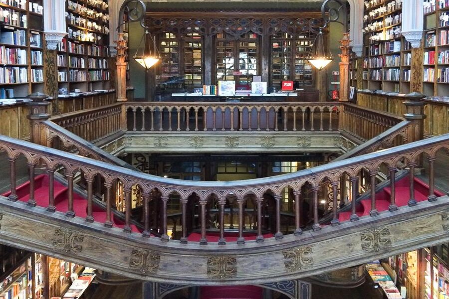 Porto: Guided Walking Tour and Lello Bookshop - São Bento Station and its blue-and-white stories