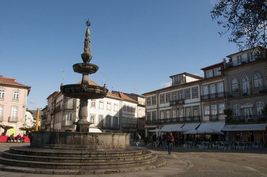 Porto: Guimarães & Braga Tour with Entry Tickets and Lunch - What the eight-hour schedule feels like