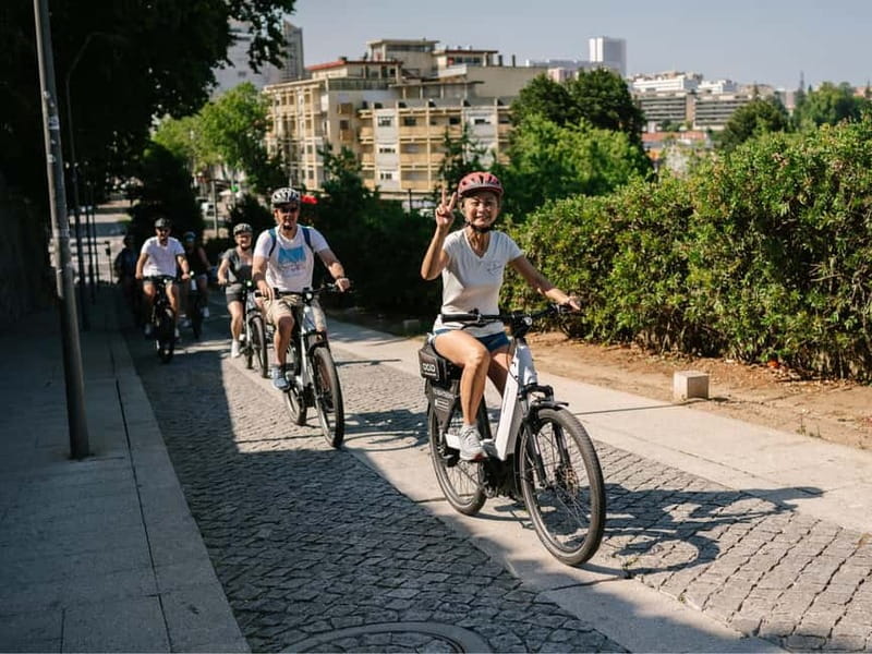Porto: Highlights in 3 Hours E-Bike Tour - São Bento Station and Avenida dos Aliados