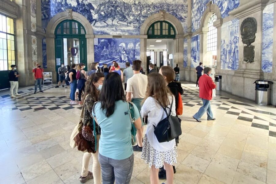 Porto: Historical Center Walking Tour - The tasting finish: port, olive oil, bread, and local flavor