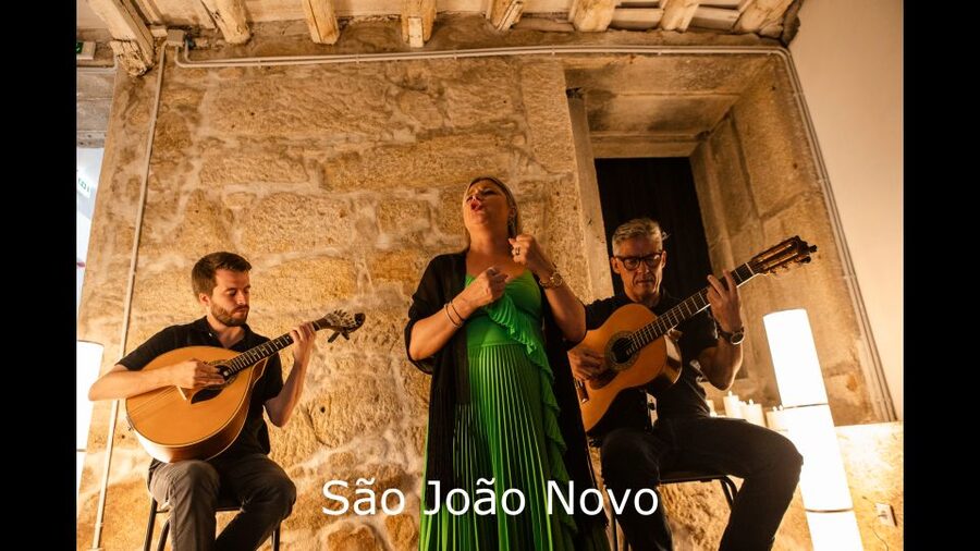 Porto: Live Fado Show with Glass of Port Wine - The live music: singer, guitars, and close acoustics