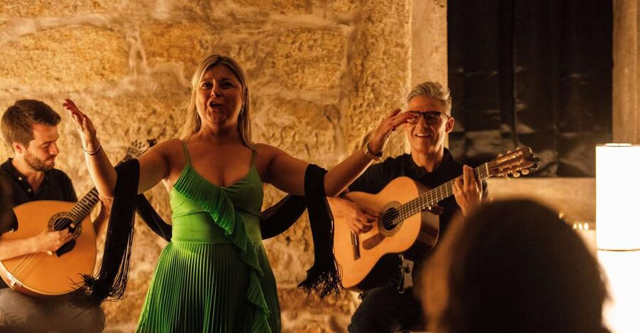 Porto: Live Fado Show with Glass of Port Wine - The explanation between songs