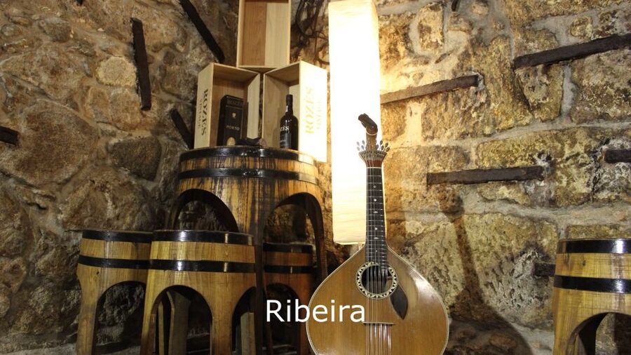 Porto: Live Fado Show with Glass of Port Wine - The Port wine: a small but well-chosen extra