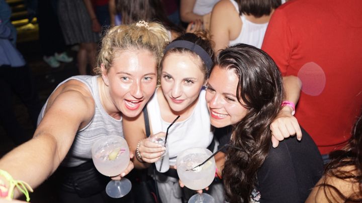 Porto: Pub Crawl with 6 Drinks and VIP Club Entry - Moving through three bars