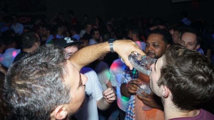 Porto: Pub Crawl with 6 Drinks and VIP Club Entry - The group dynamic and solo visitors