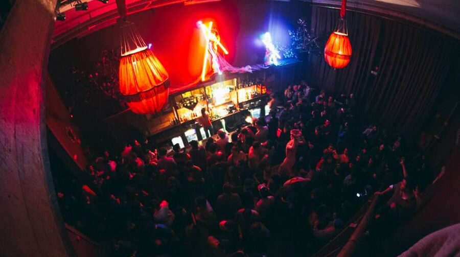 Porto: Pub Crawl with 6 Drinks and VIP Club Entry - The music, crowds, and limits of the format