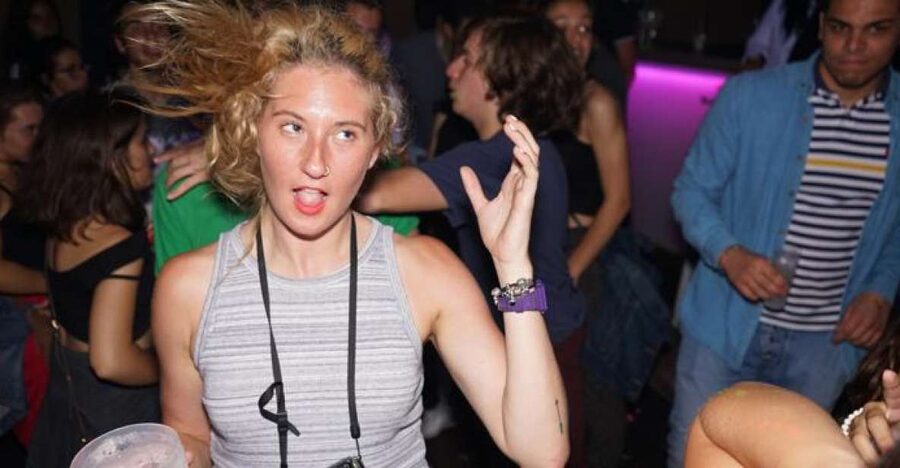 Porto: Pub Crawl with 6 Drinks and VIP Club Entry - The first bar and the six-drink deal