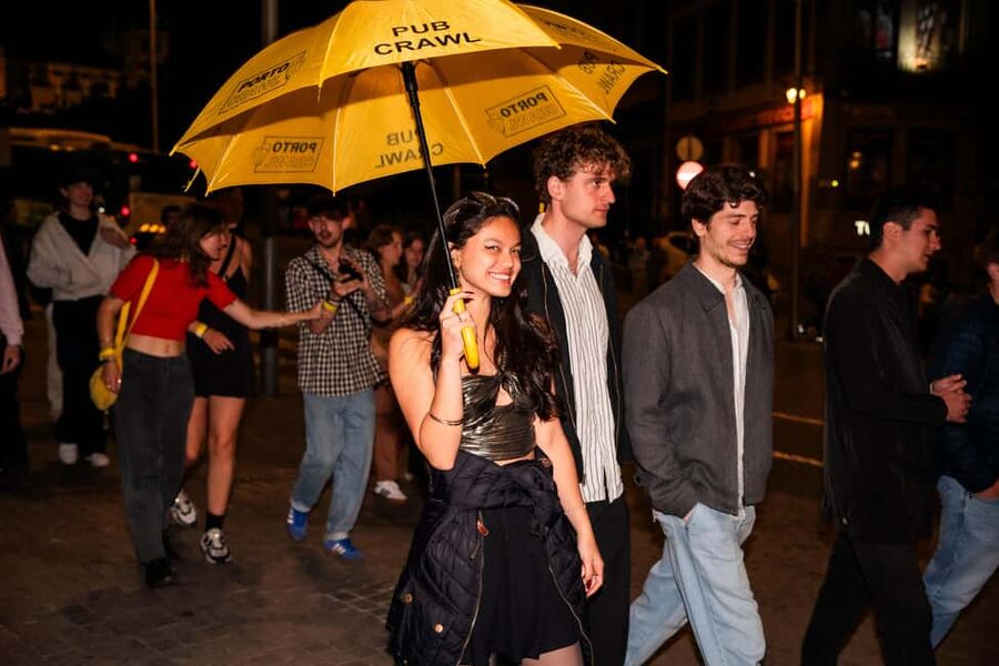 Porto: Pub Crawl with 7 Drinks, Games, and VIP Club Entry - Rua de Cândido dos Reis and the final club