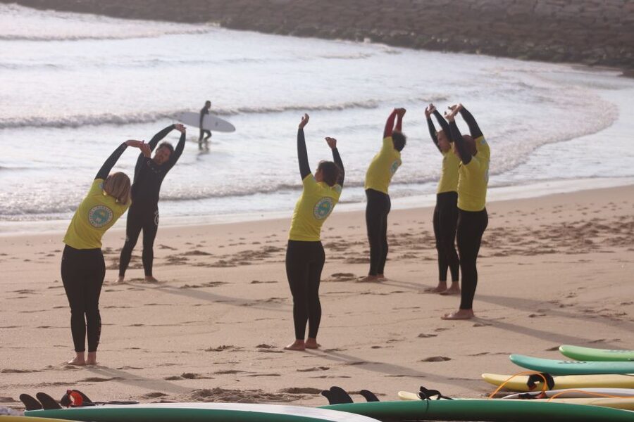Porto: Small Group Surf Lesson with Transportation - A small group that suits first-timers