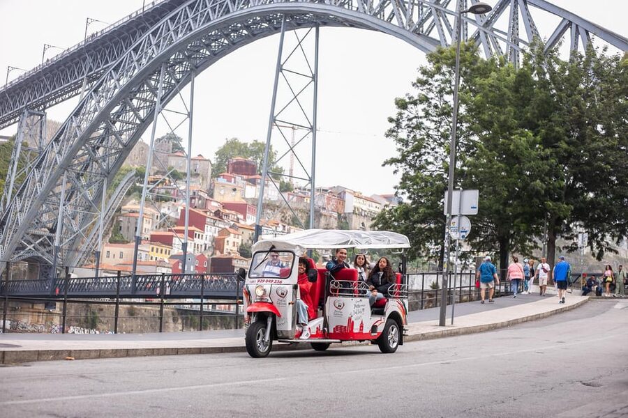 Porto: Tuk tuk Tours with Port Wine Tasting - Sunset rides and family comfort