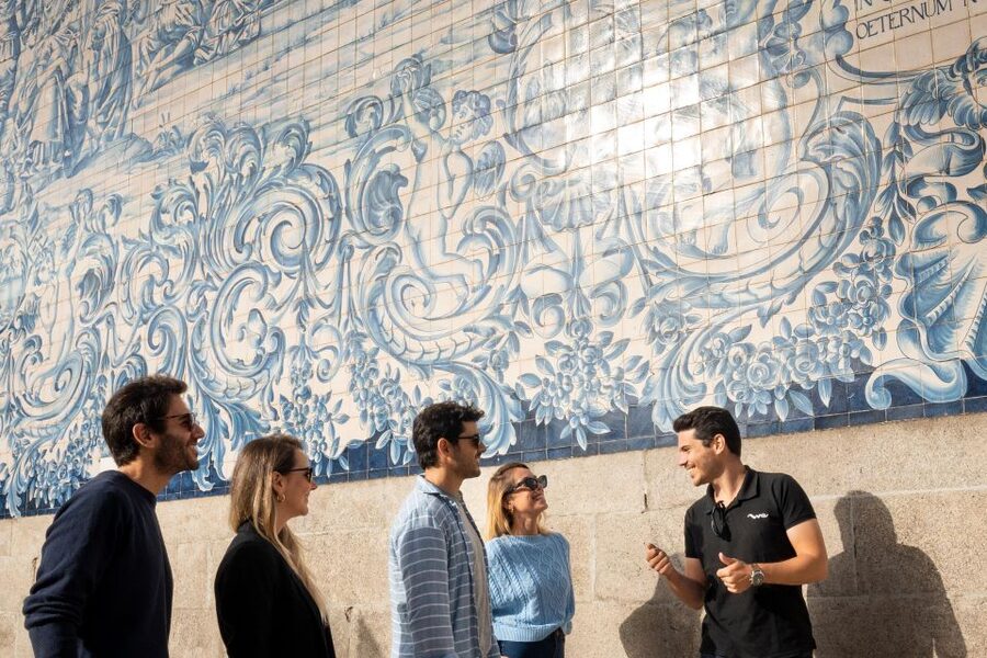 Porto: Walking Tour, Lello Bookshop, Boat and Cable Car - São Bento Station and Sé, two quick but important stops